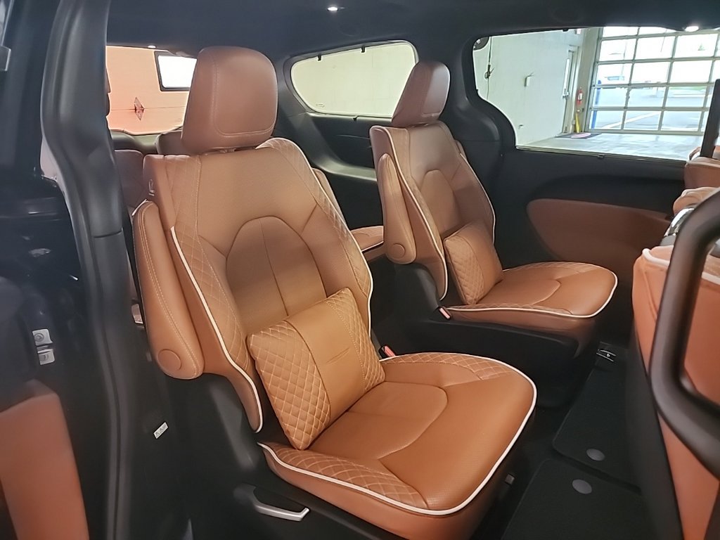 2025 Chrysler Pacifica Pinnacle - Photo 17