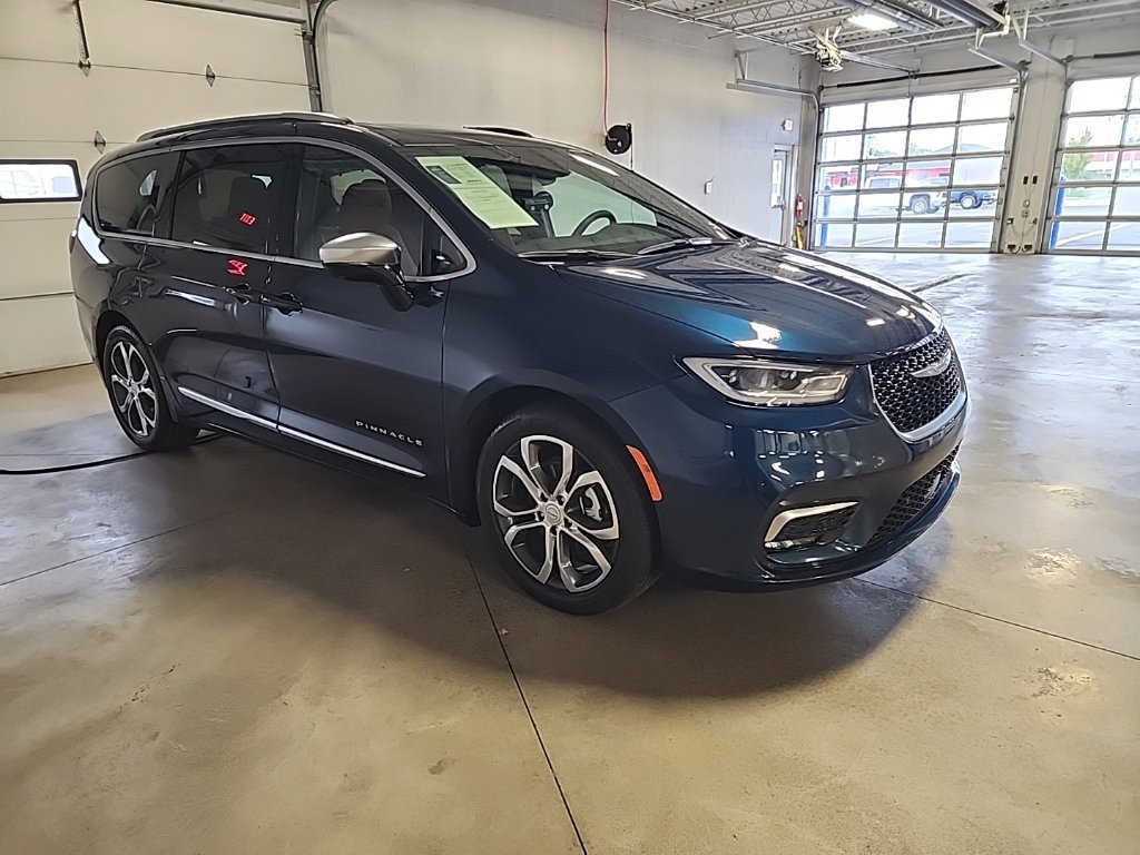 Used 2025 Chrysler Pacifica Pinnacle