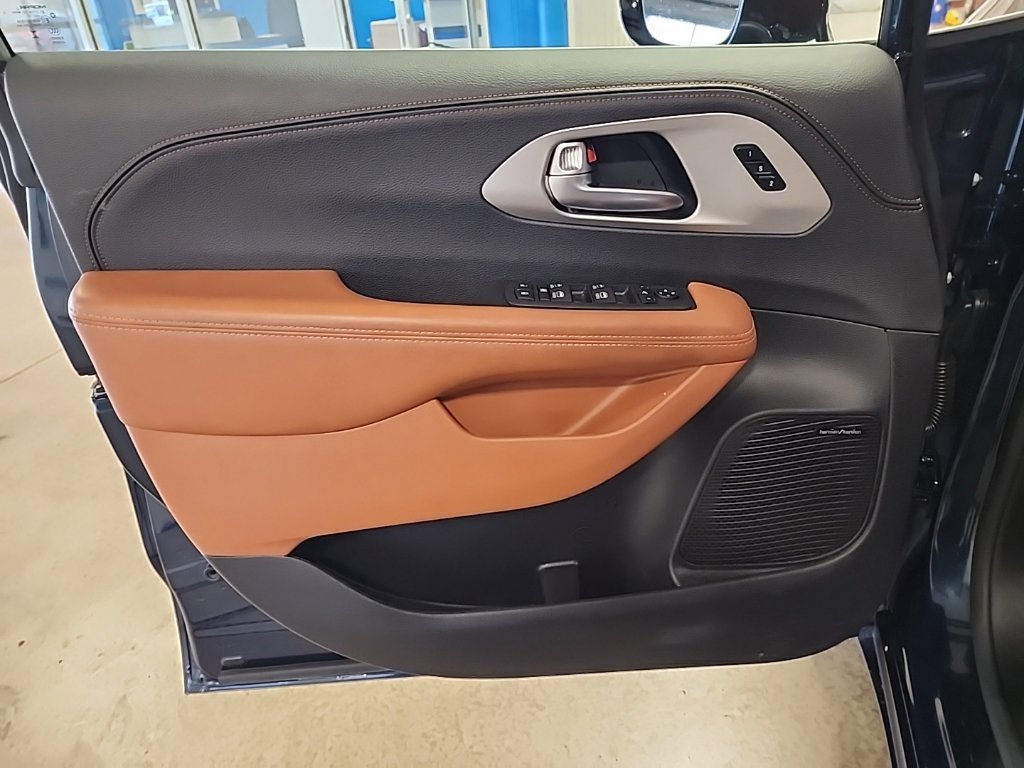 2025 Chrysler Pacifica Pinnacle - Photo 8