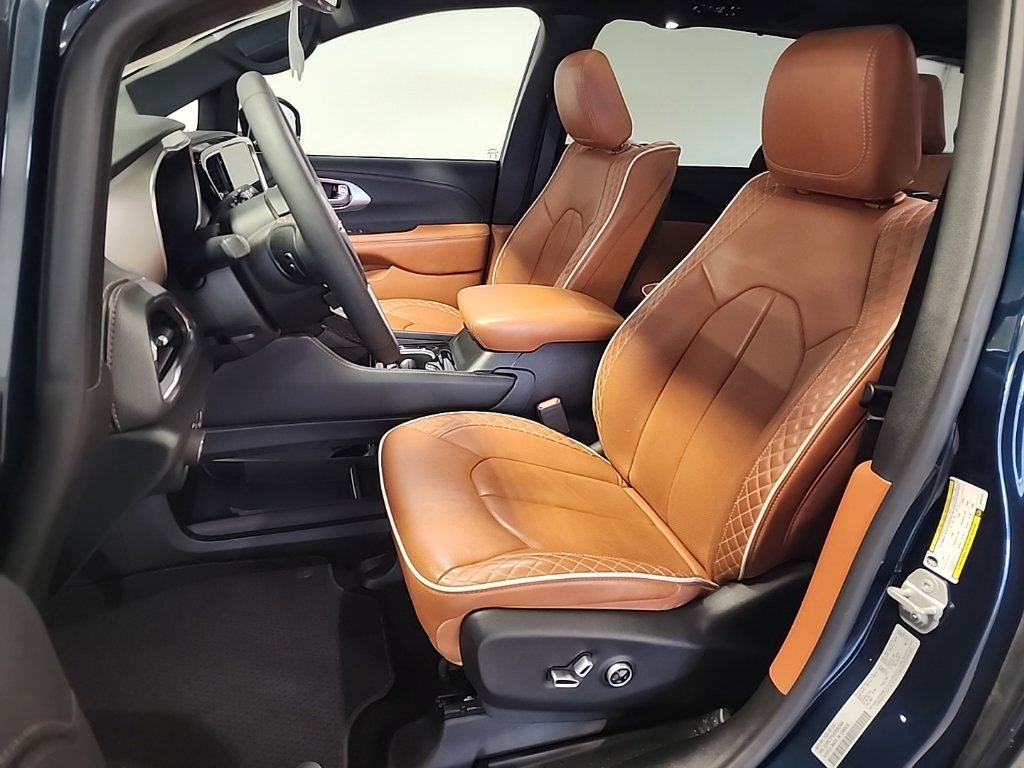 2025 Chrysler Pacifica Pinnacle - Photo 11