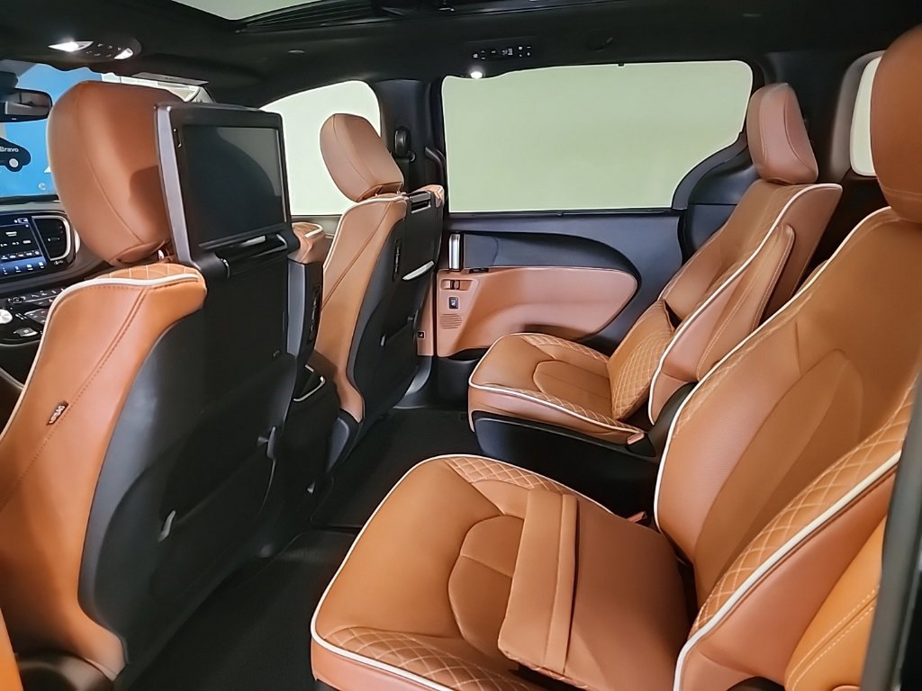 2025 Chrysler Pacifica Pinnacle - Photo 12
