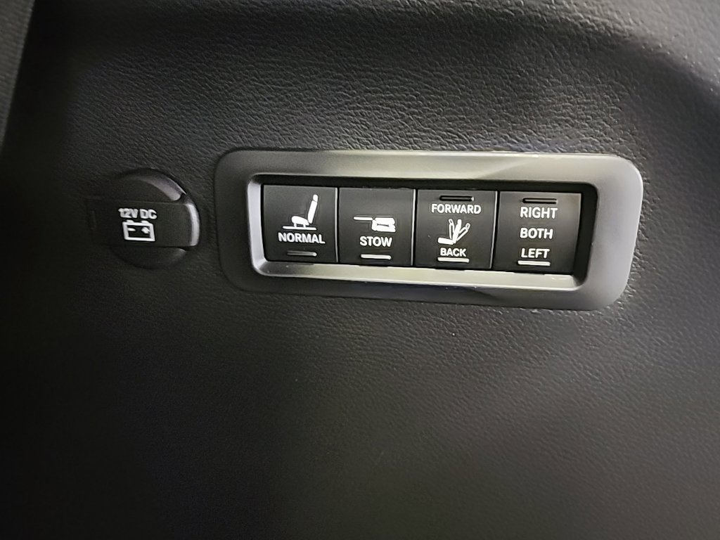 2025 Chrysler Pacifica Pinnacle - Photo 15