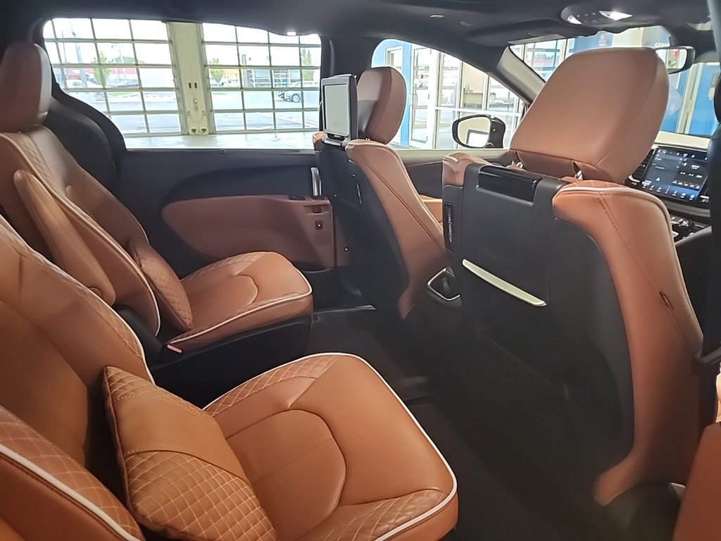 2025 Chrysler Pacifica Pinnacle - Photo 18