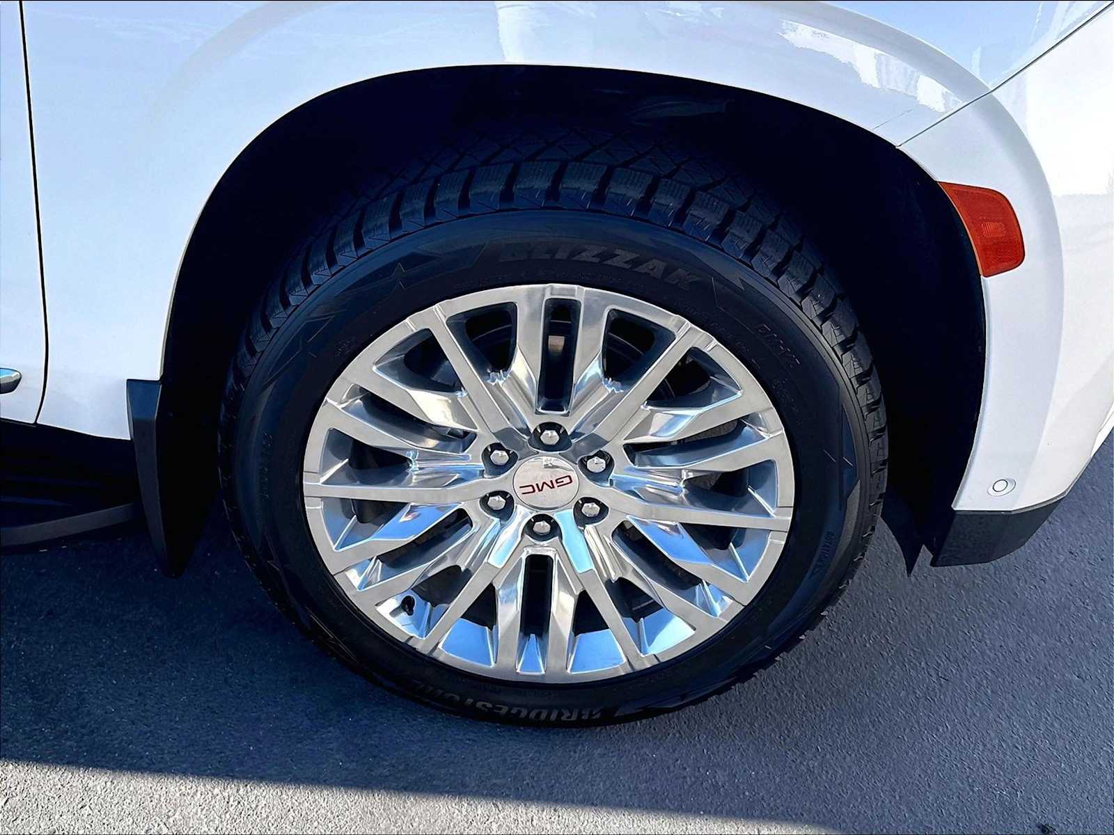 2024 GMC Yukon Denali - Photo 10