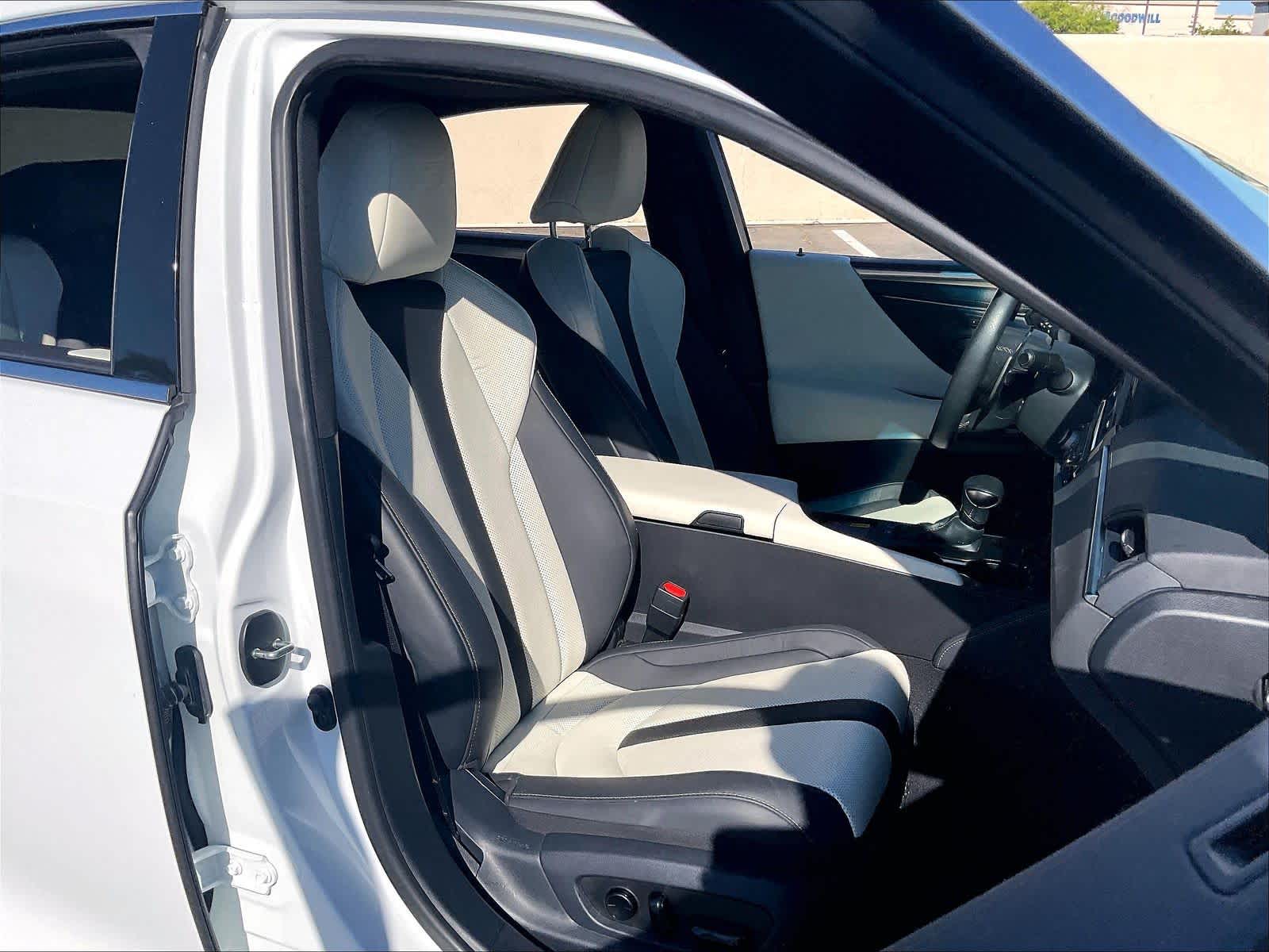 2024 LEXUS ES 300h photo 3