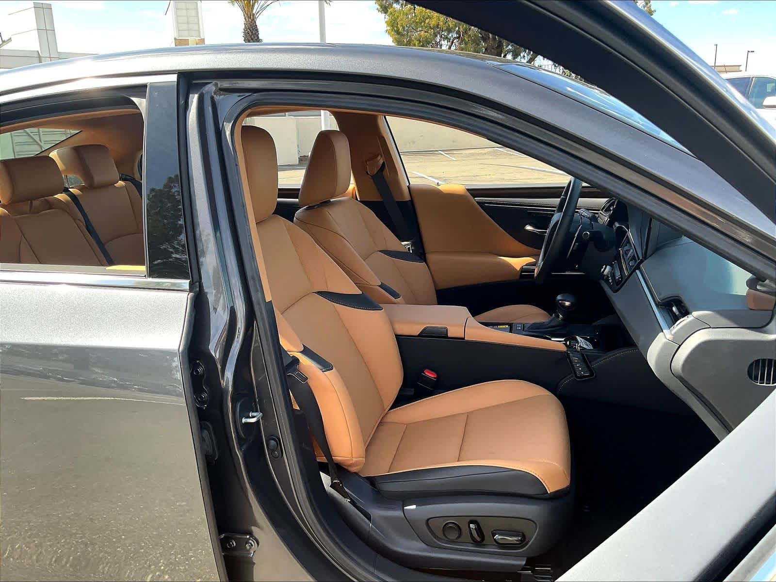 2024 LEXUS ES 300h photo 3