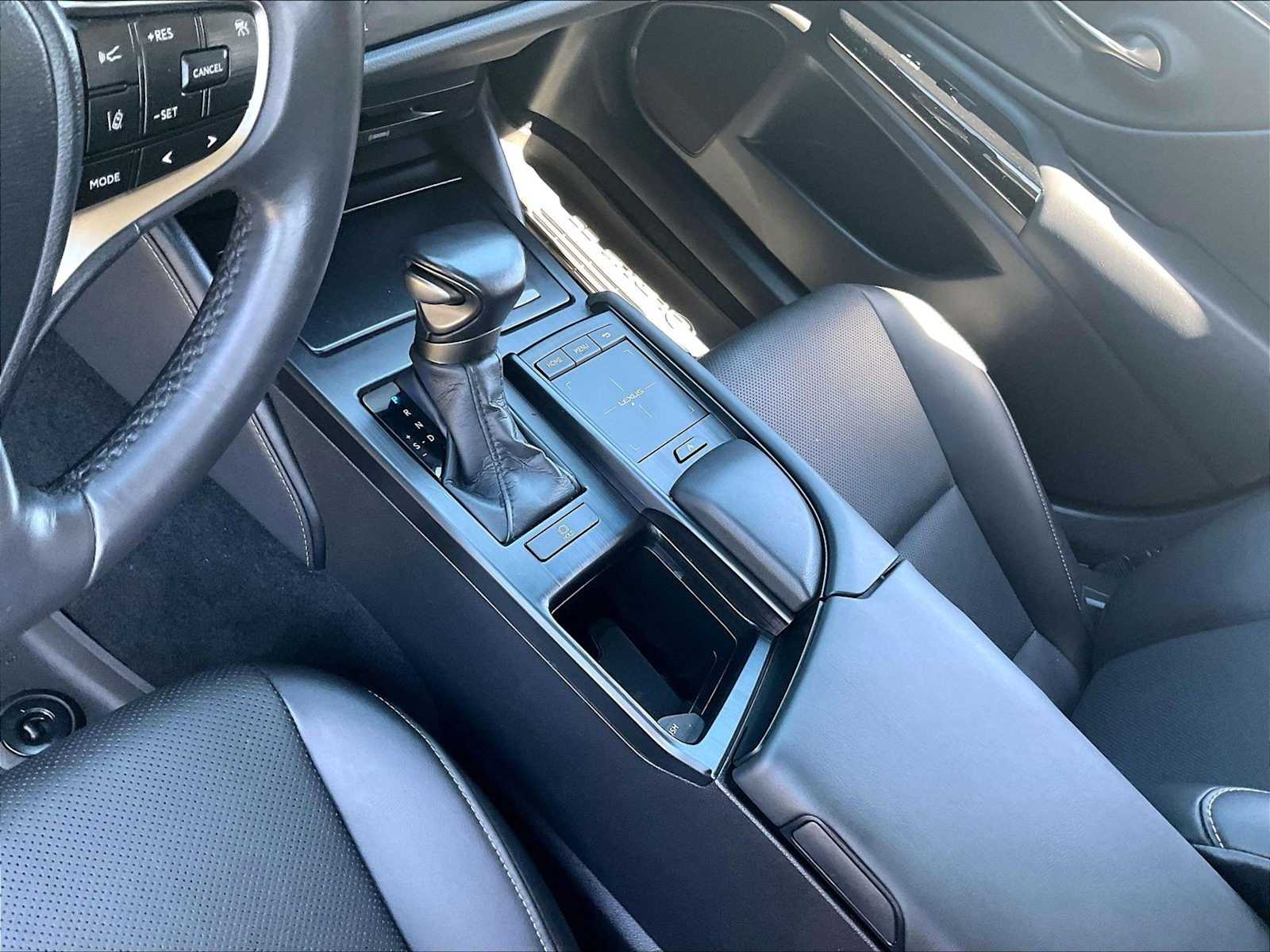 2022 Lexus ES 350 - Photo 18