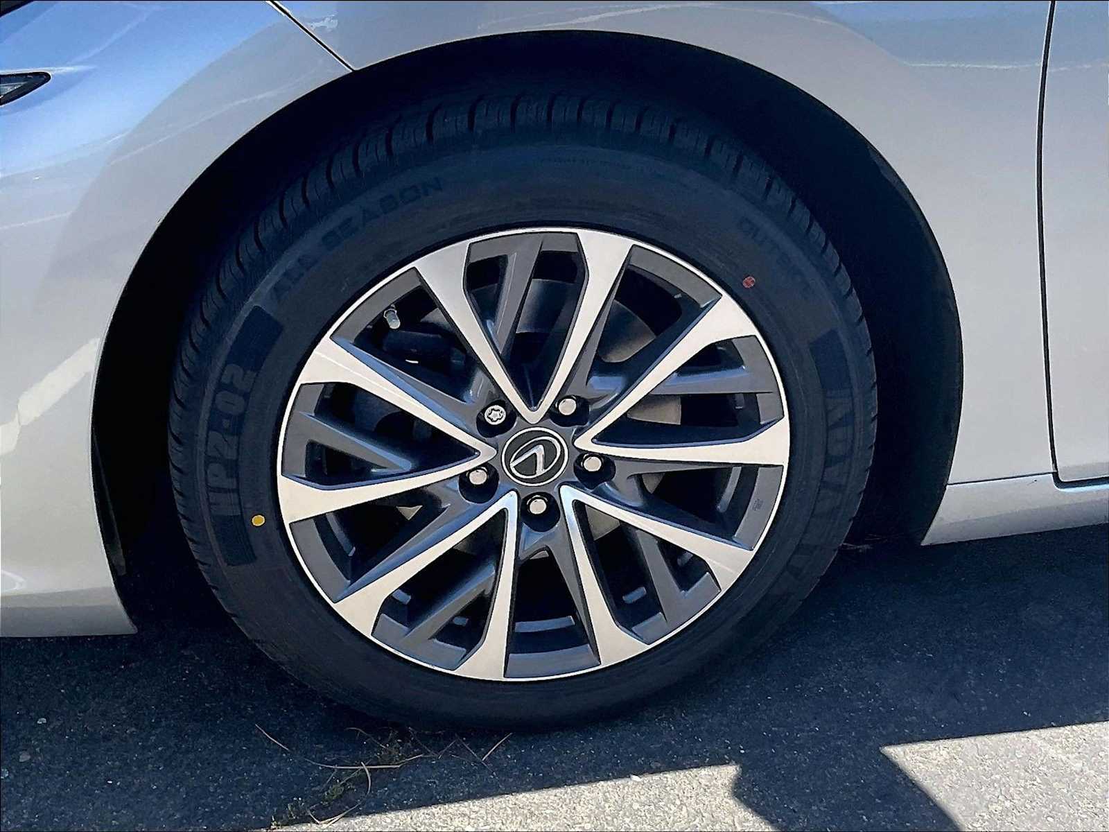 2022 Lexus ES 350 - Photo 11