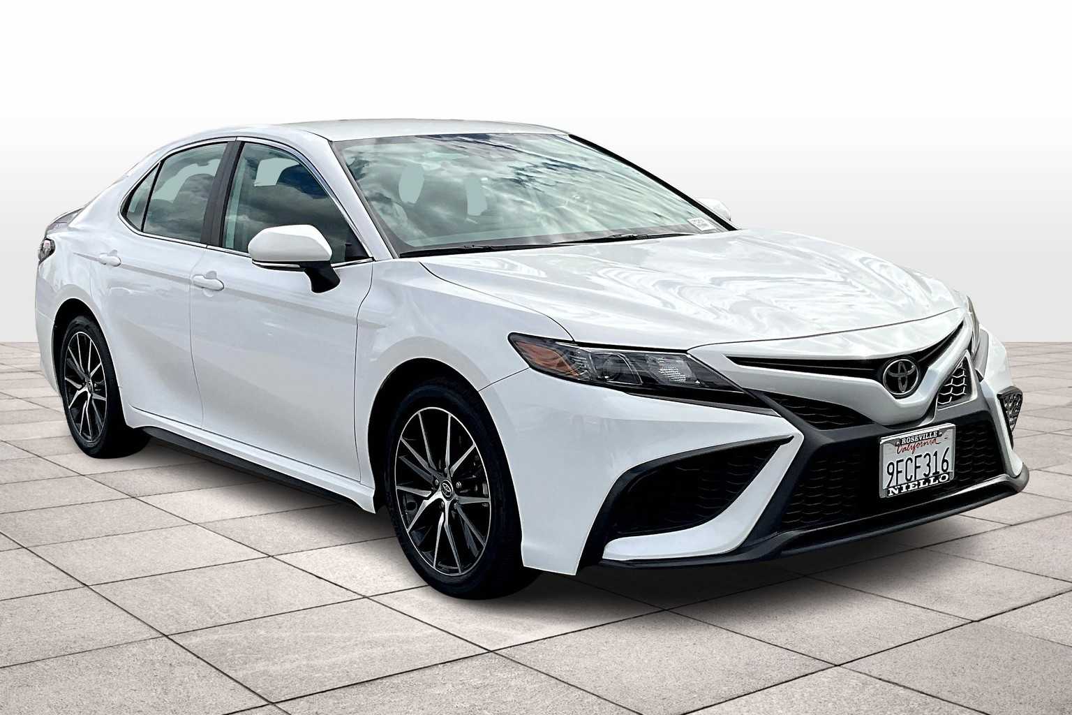 2023 Toyota Camry SE photo 2