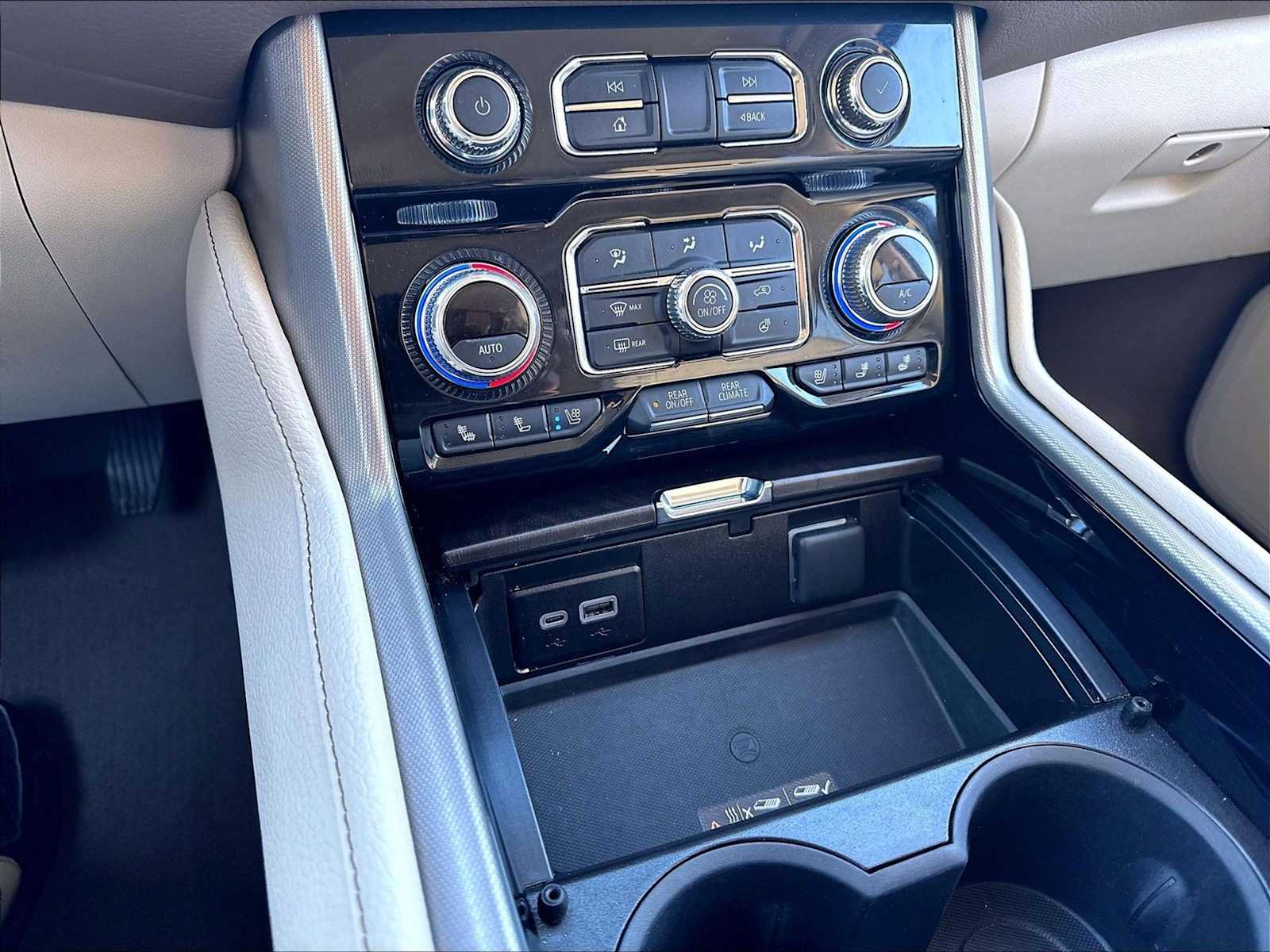 2024 GMC Yukon Denali - Photo 32