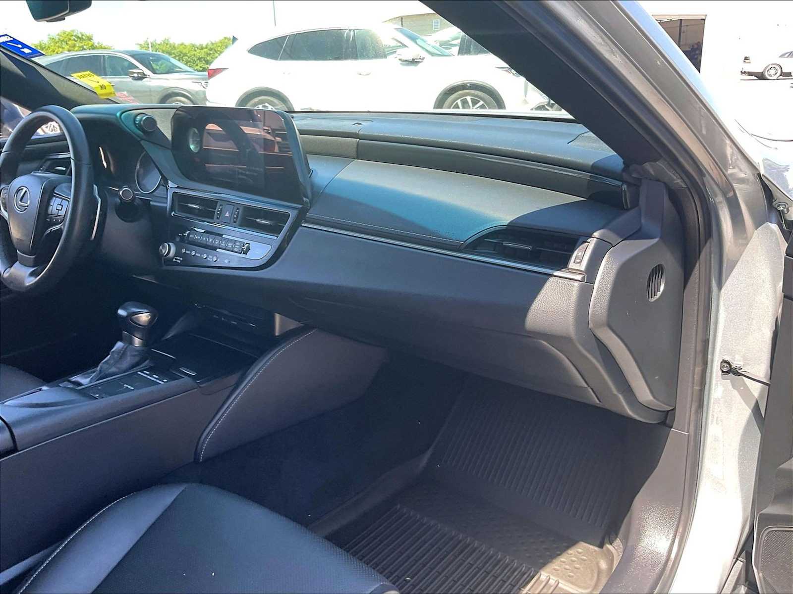 2022 Lexus ES 350 - Photo 17