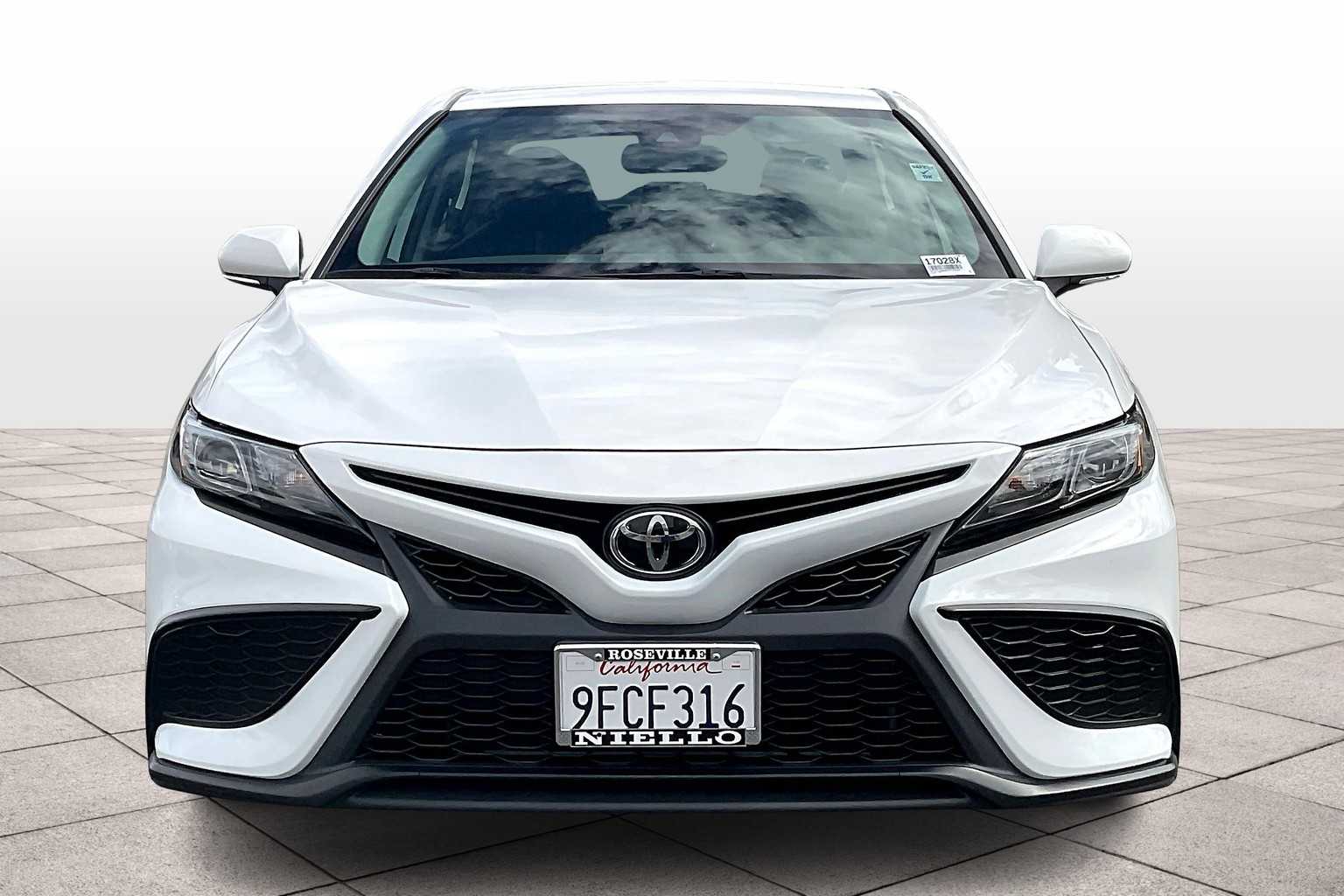 2023 Toyota Camry SE photo 3