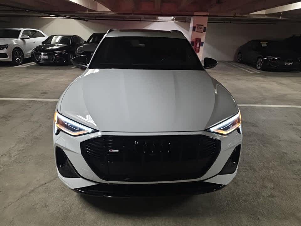 2023 Audi e-tron photo 2