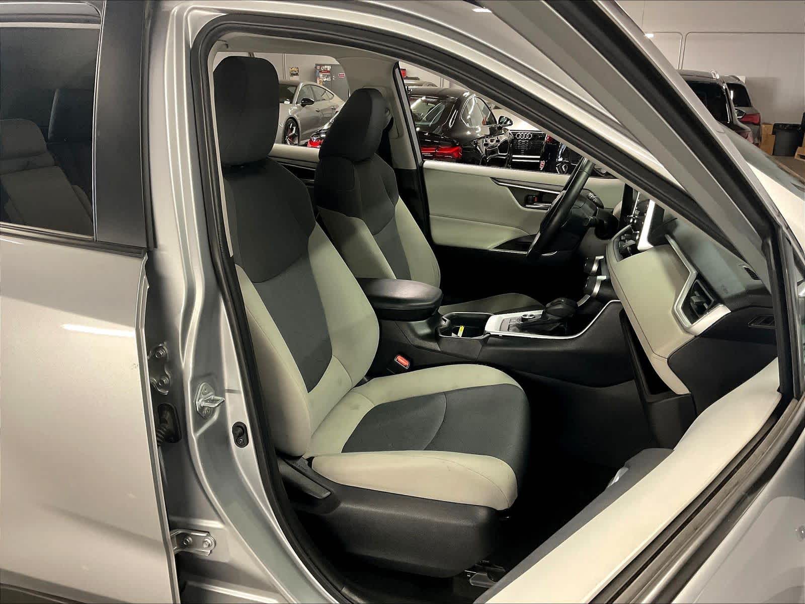 2020 Toyota RAV4 photo 3