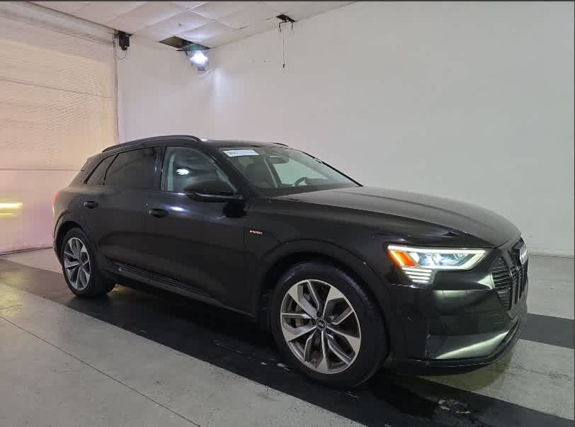 2021 Audi e-tron Premium Plus photo 2