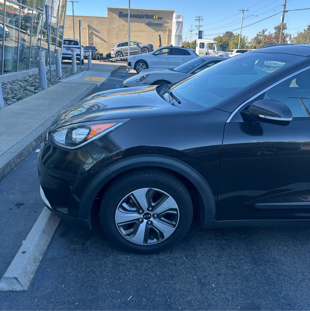 Used 2017 Kia Niro EX FWD