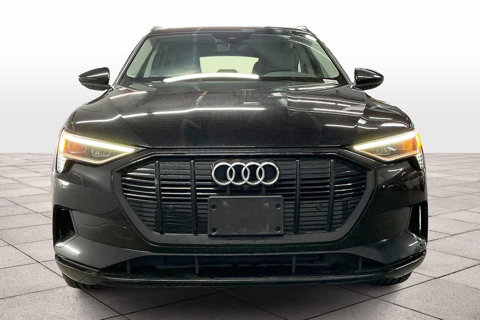 2021 Audi e-tron Premium photo 2