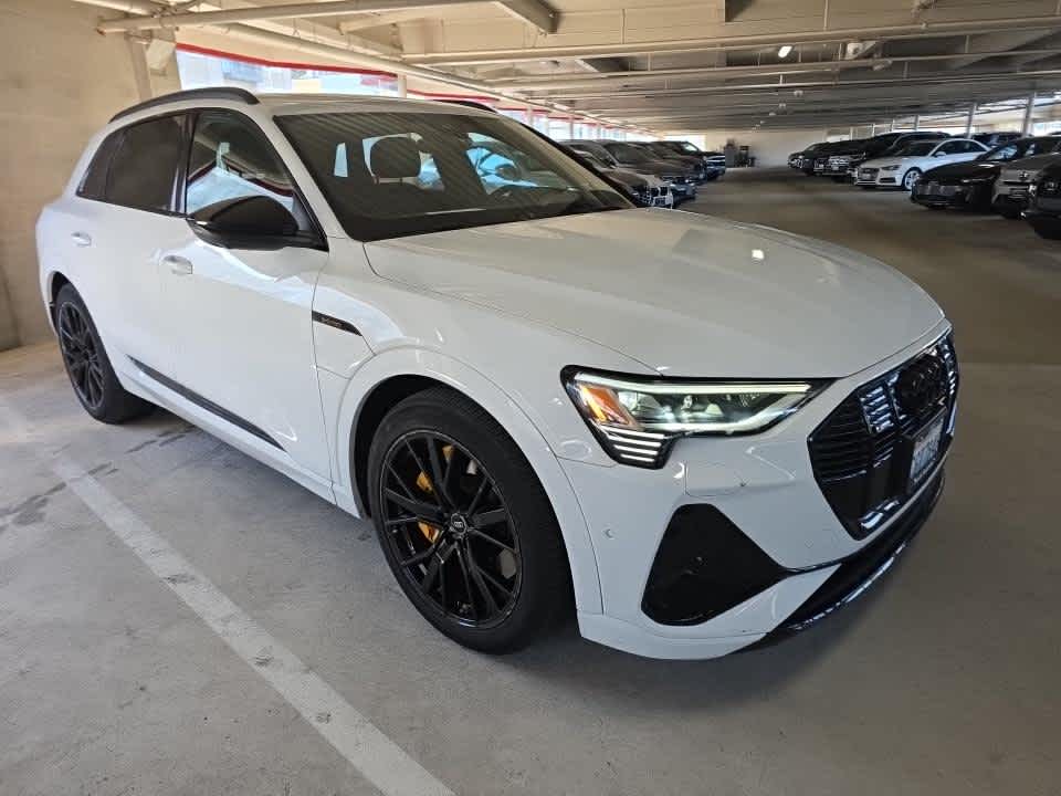 2023 Audi e-tron photo 2