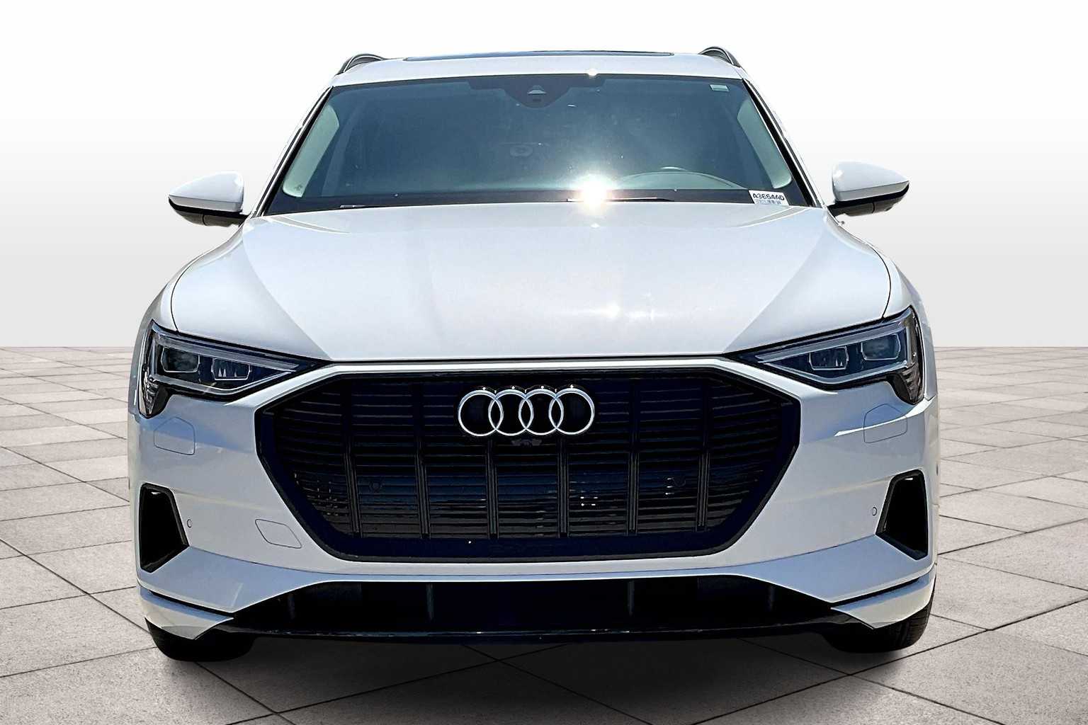 2023 Audi e-tron Premium photo 3