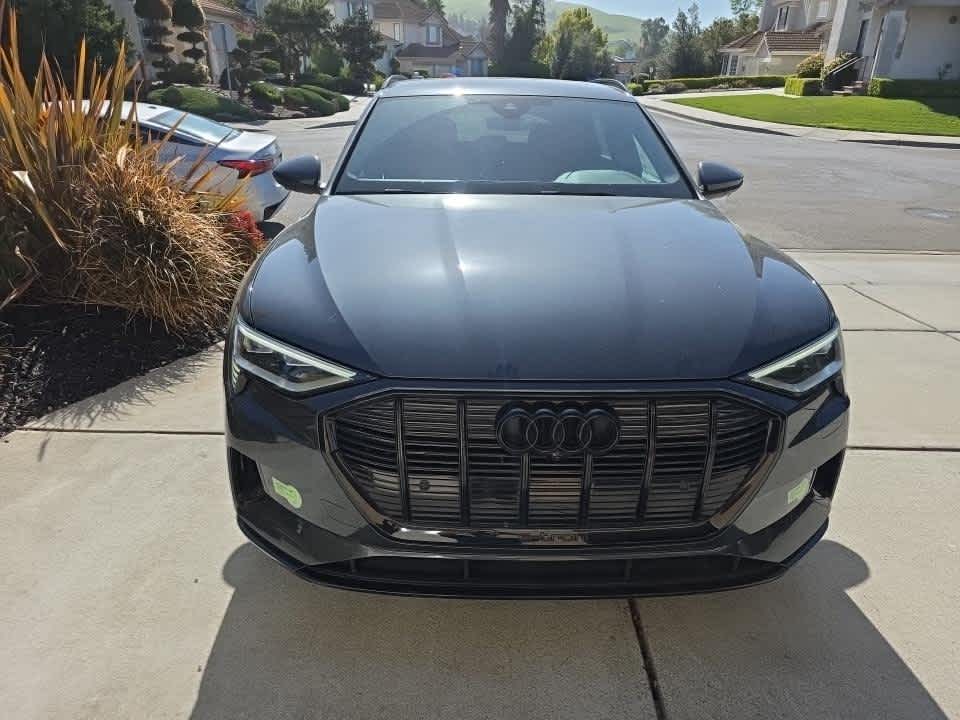 2023 Audi e-tron photo 2