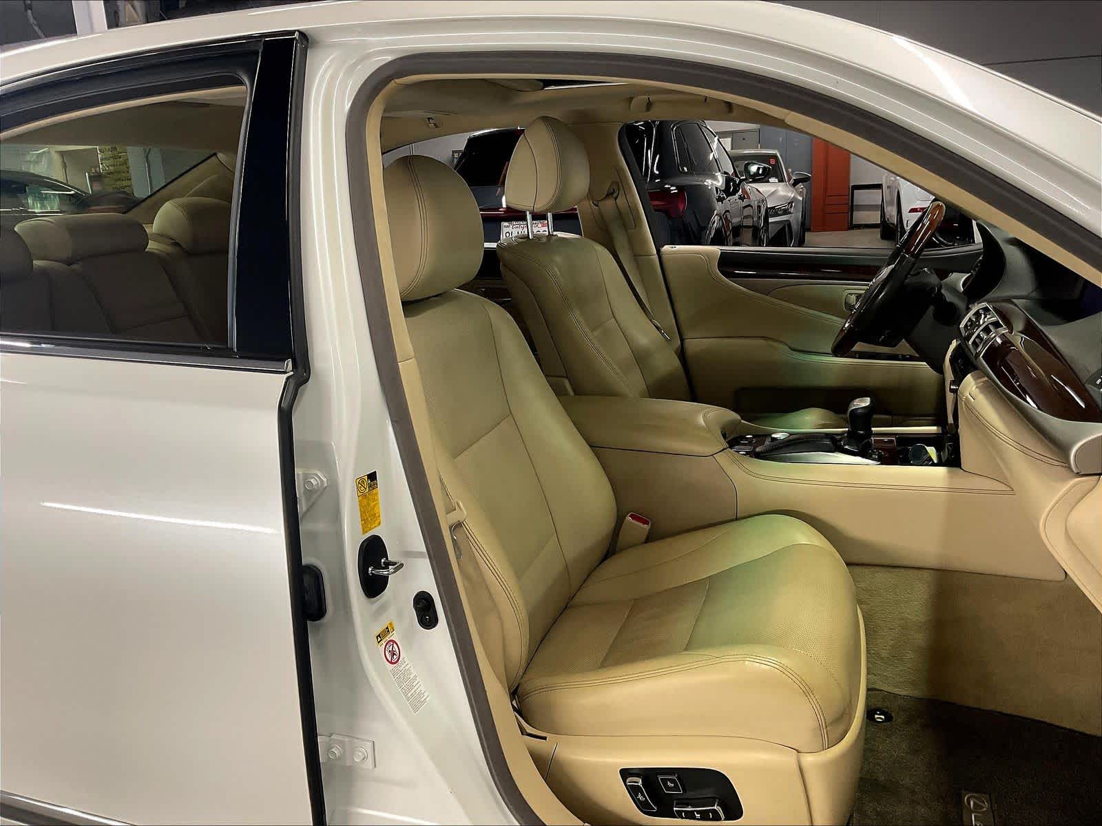 2014 LEXUS LS 460 photo 3