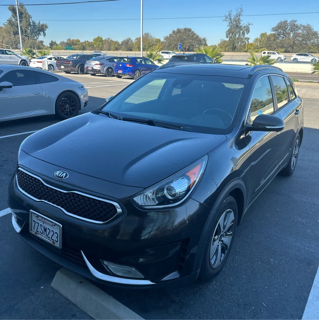 Used 2017 Kia Niro EX FWD