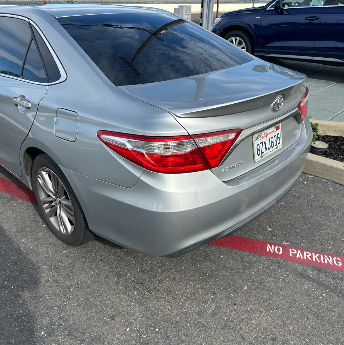 2016 Toyota Camry SE photo 2