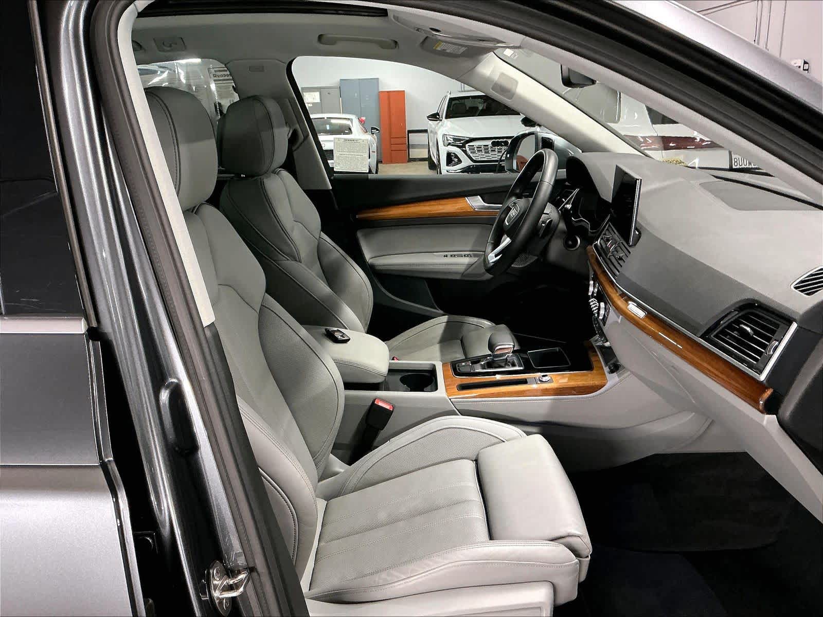 2023 Audi Q5 S Line Premium Plus photo 3