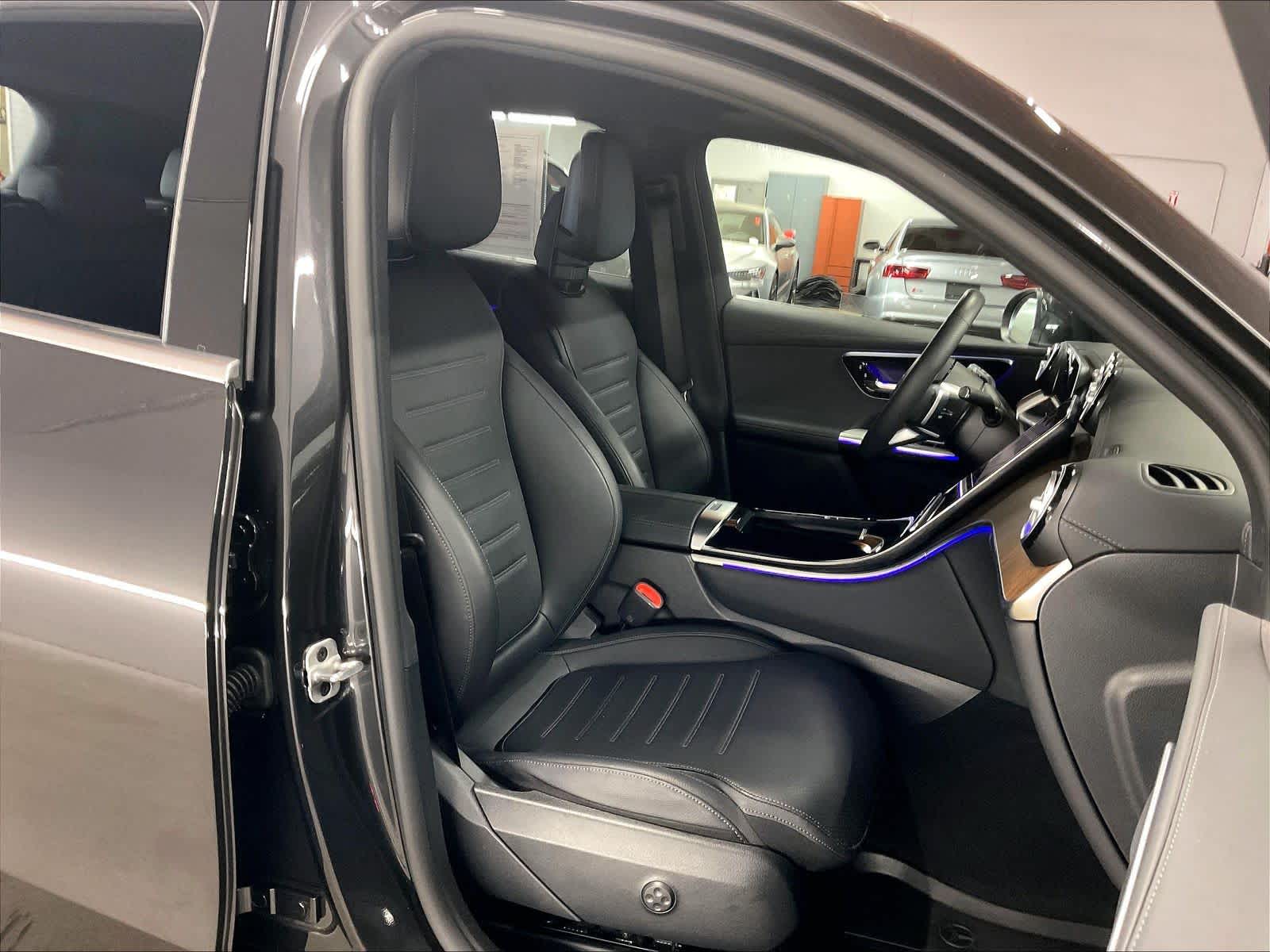 2025 Mercedes-Benz GLC 350e photo 3