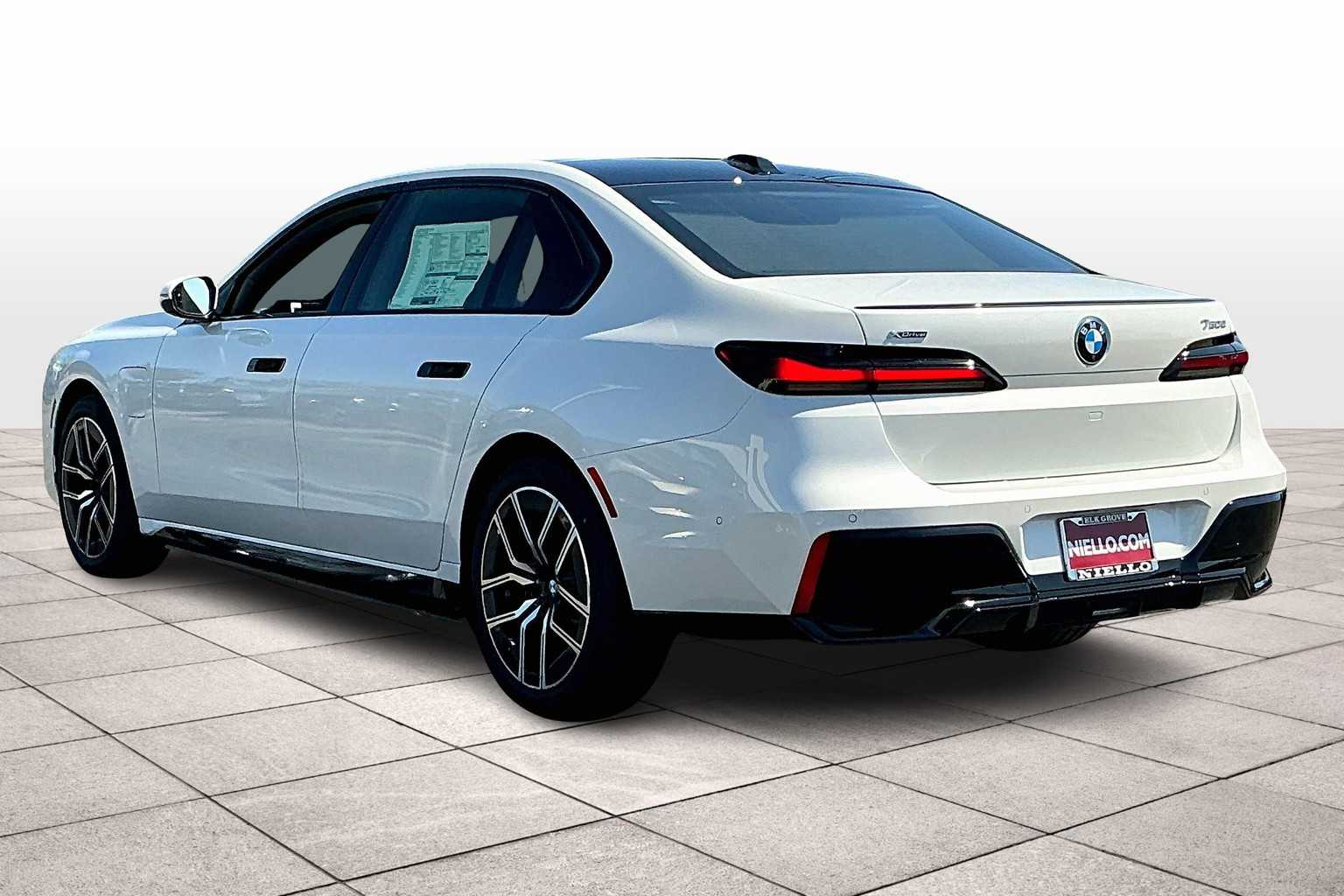 2026 Bmw 750e photo 3