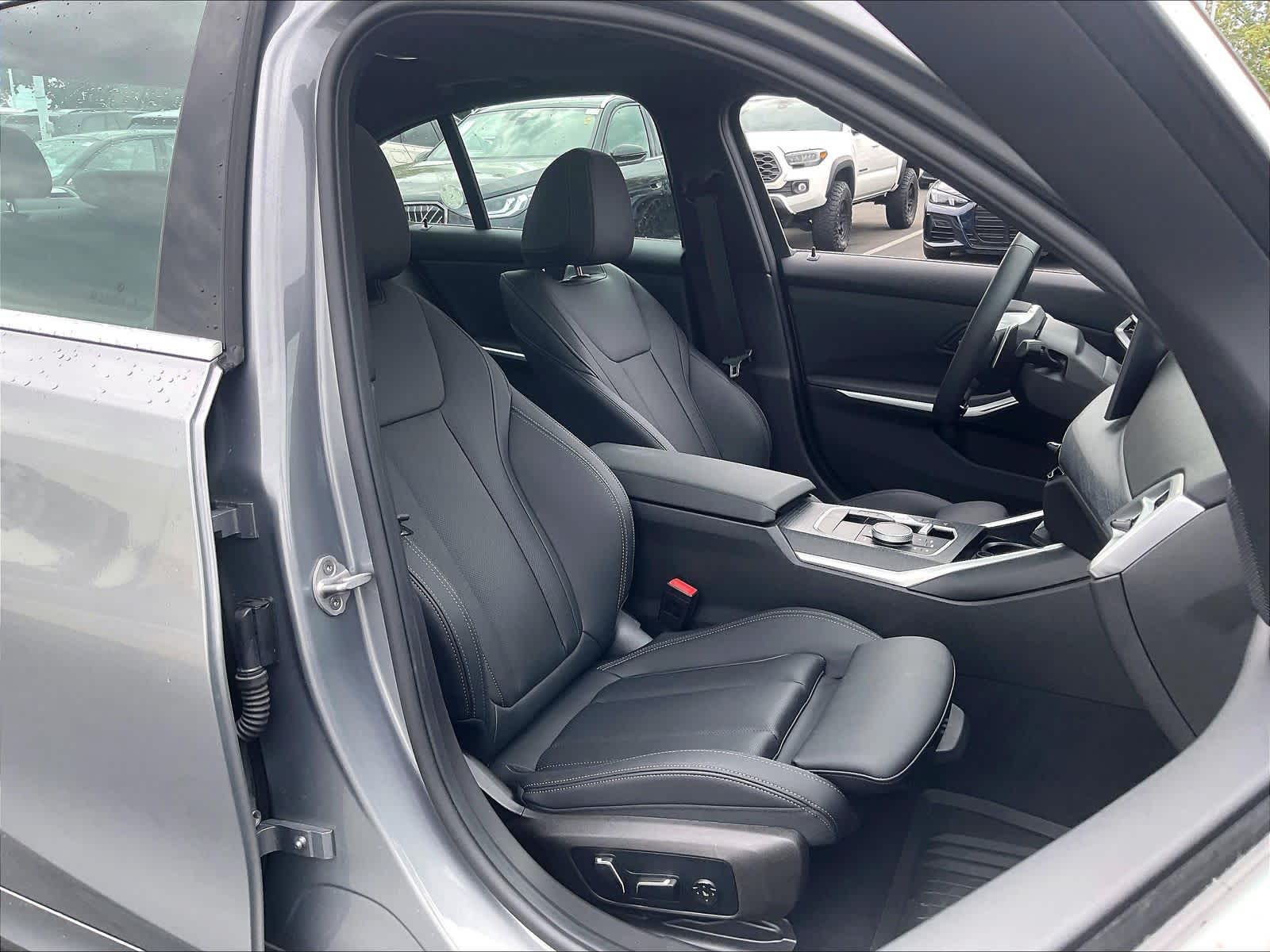 2025 BMW 330i 330i photo 3