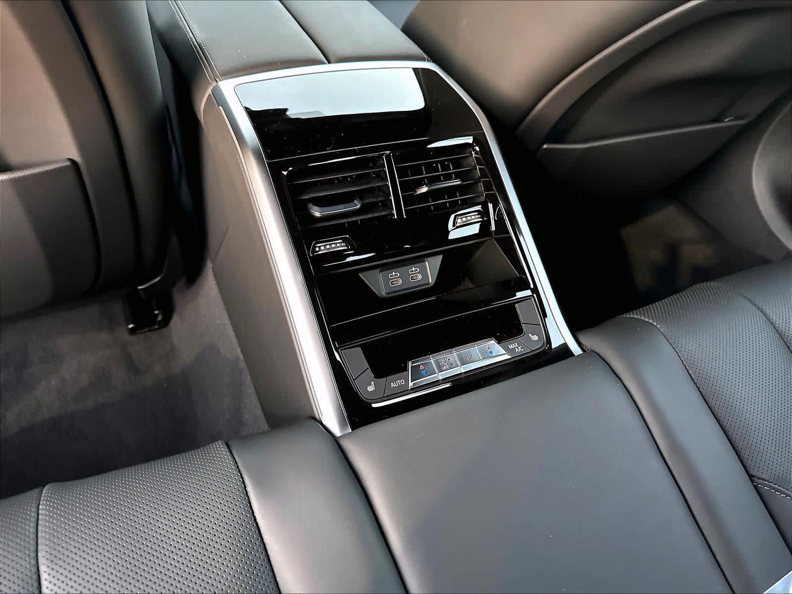 2026 BMW 8 Series 840i - Photo 17