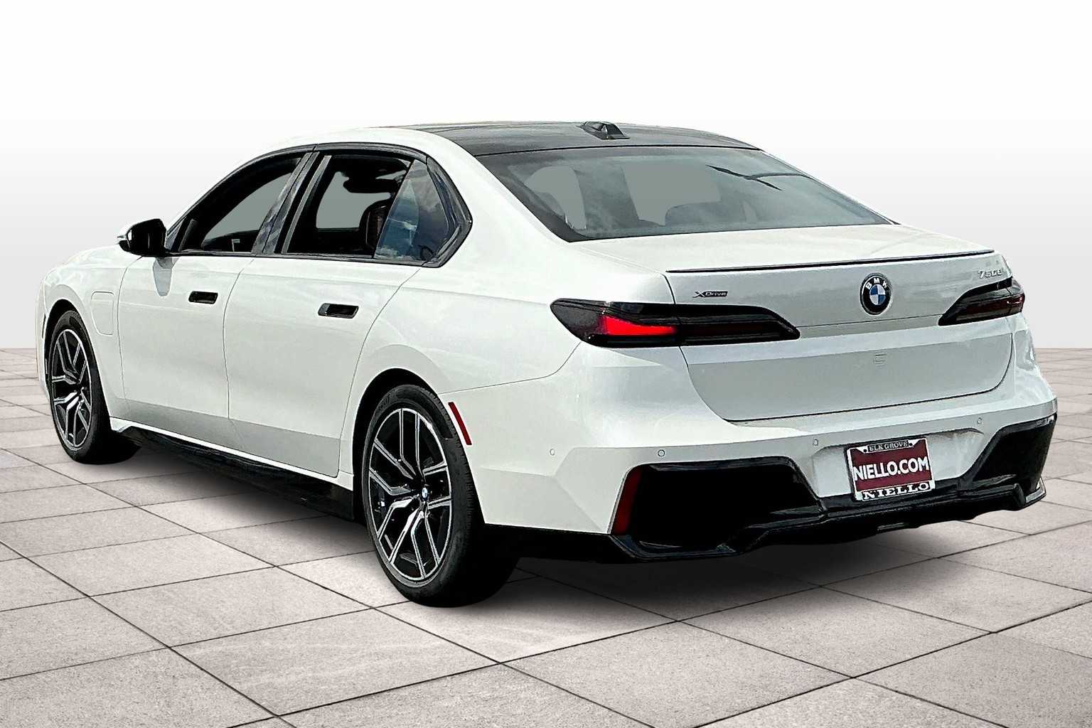 2026 Bmw 750e photo 3