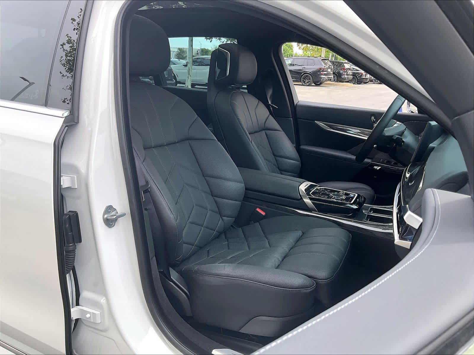 2024 BMW i7 xDrive60 photo 3