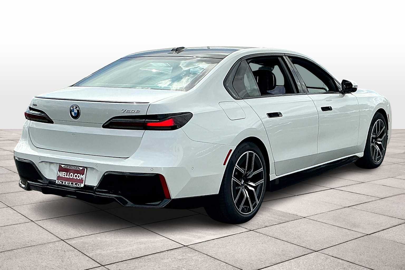 2026 Bmw 750e photo 4