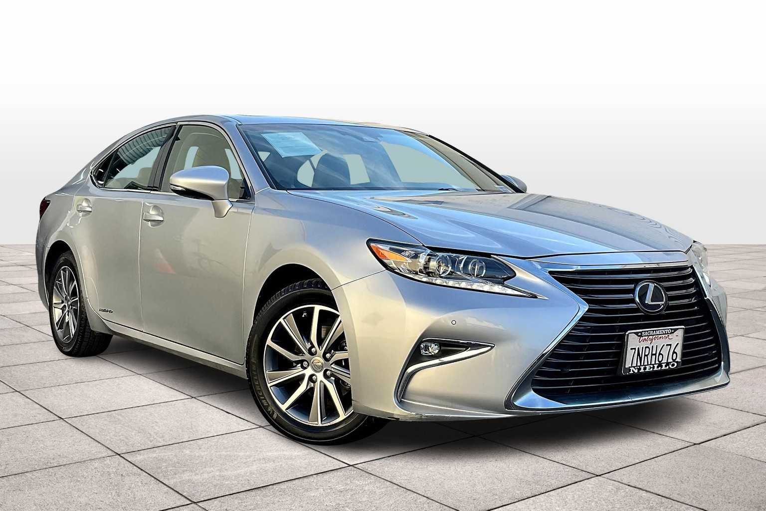 2016 Lexus ES 300h photo 2