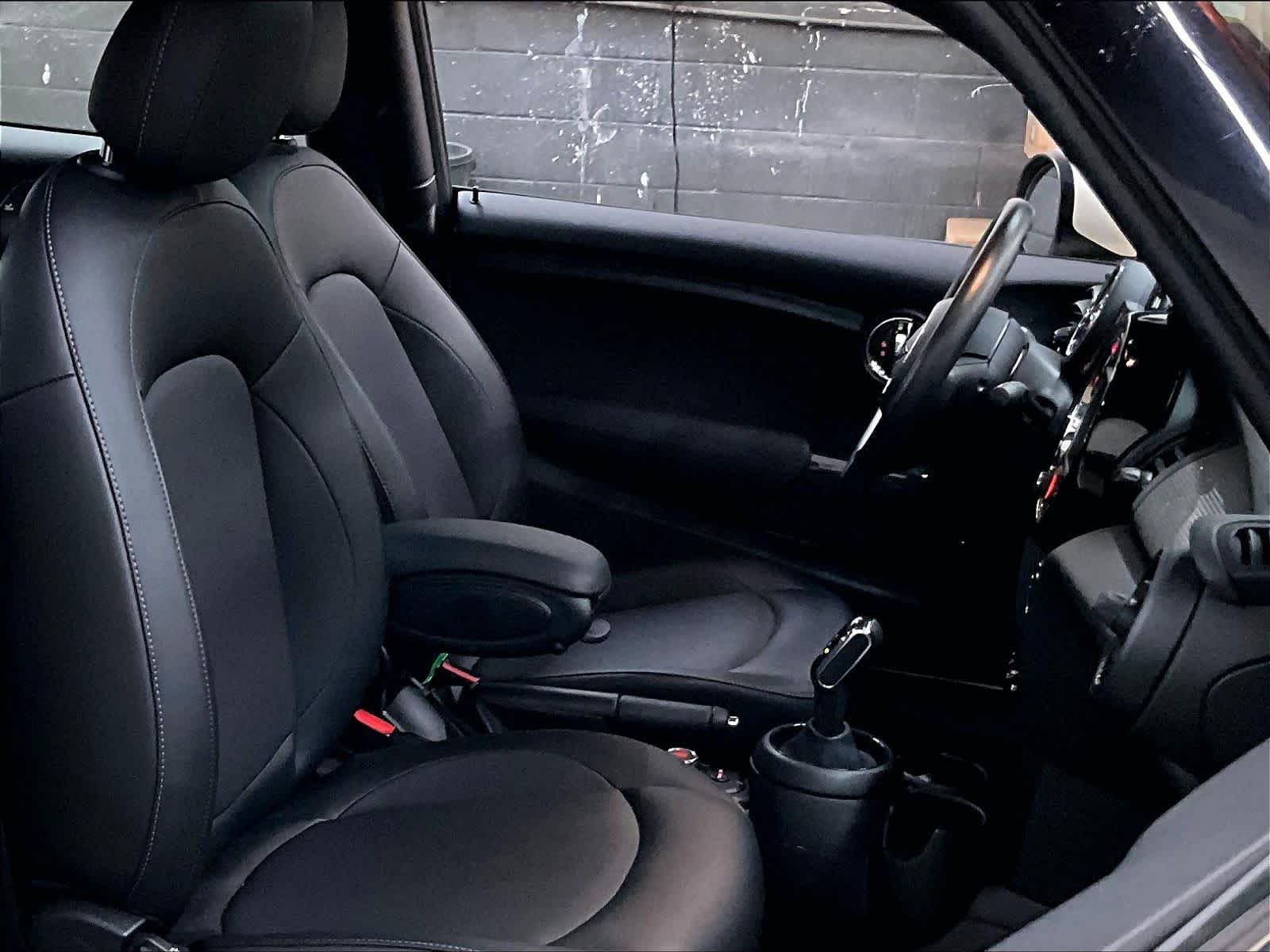 2020 MINI Hardtop 2 Door Oxford Edition photo 6