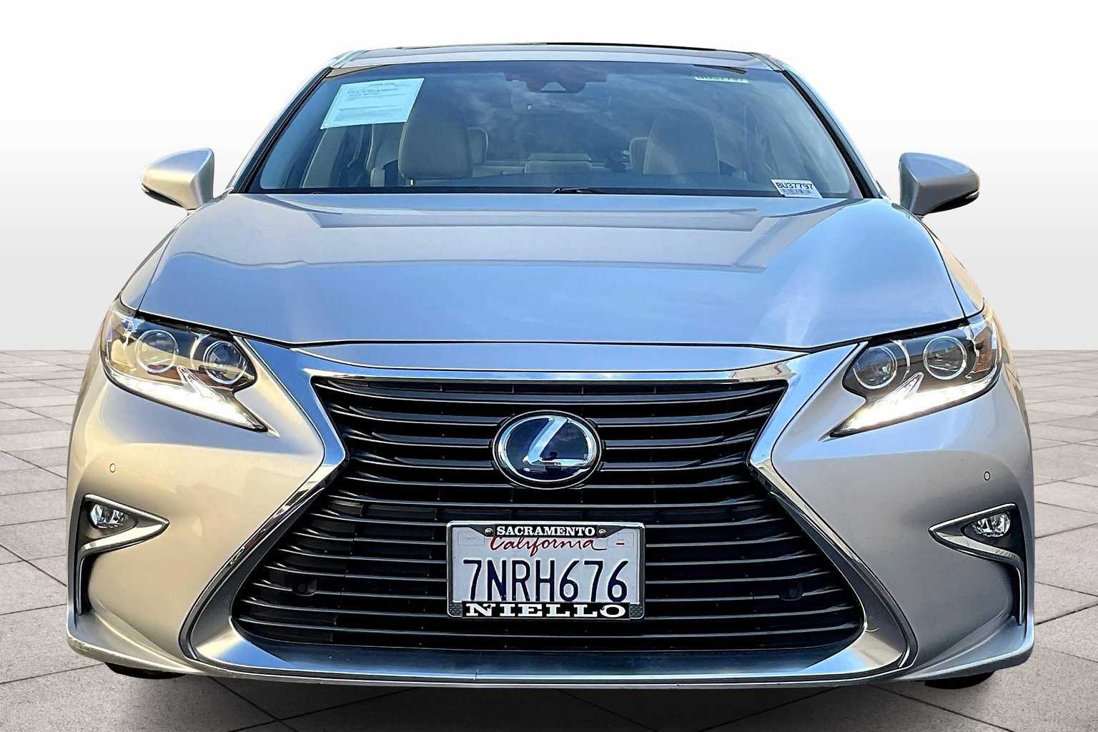 2016 Lexus ES 300h photo 3