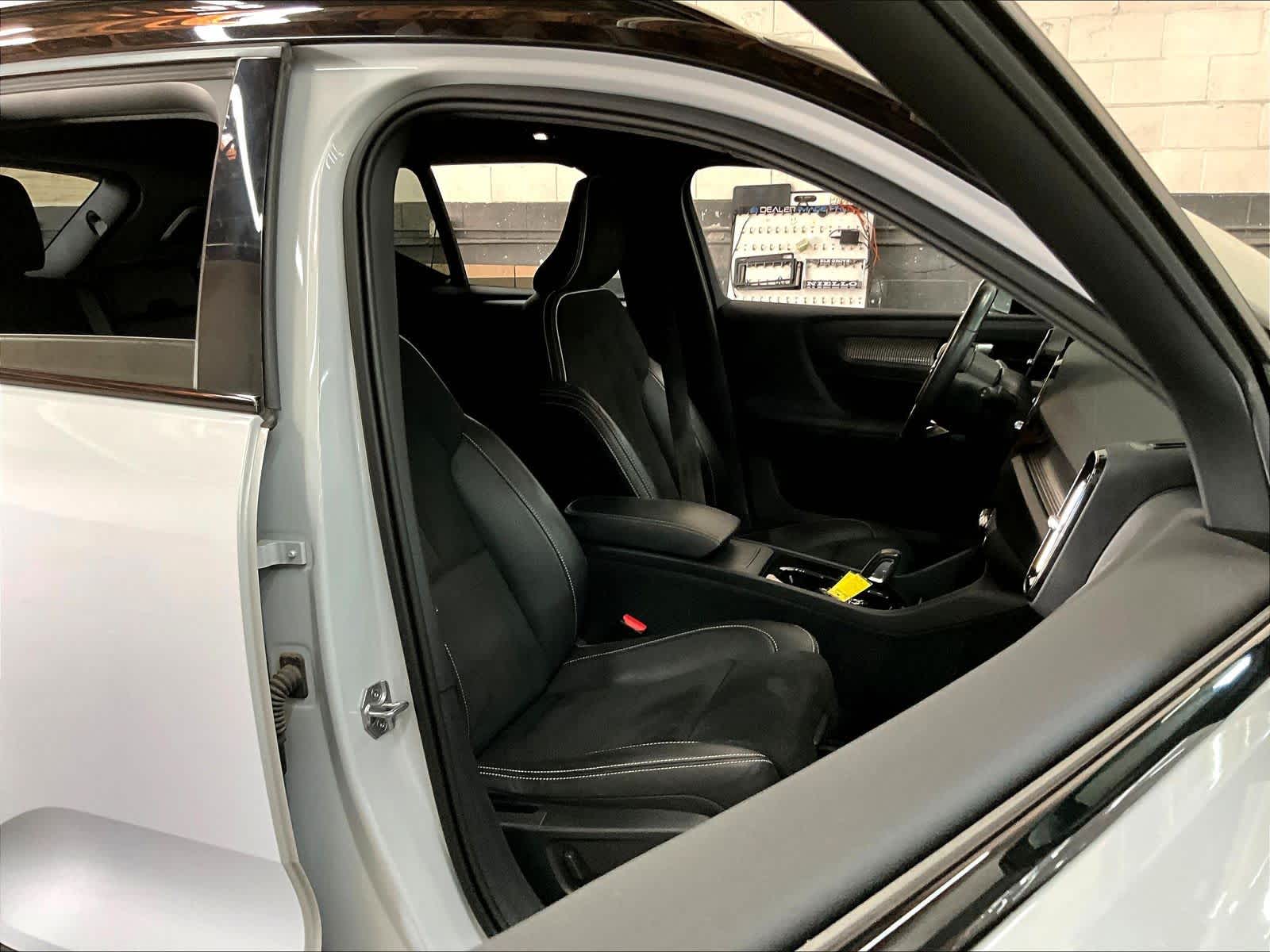 2021 Volvo XC40 photo 6