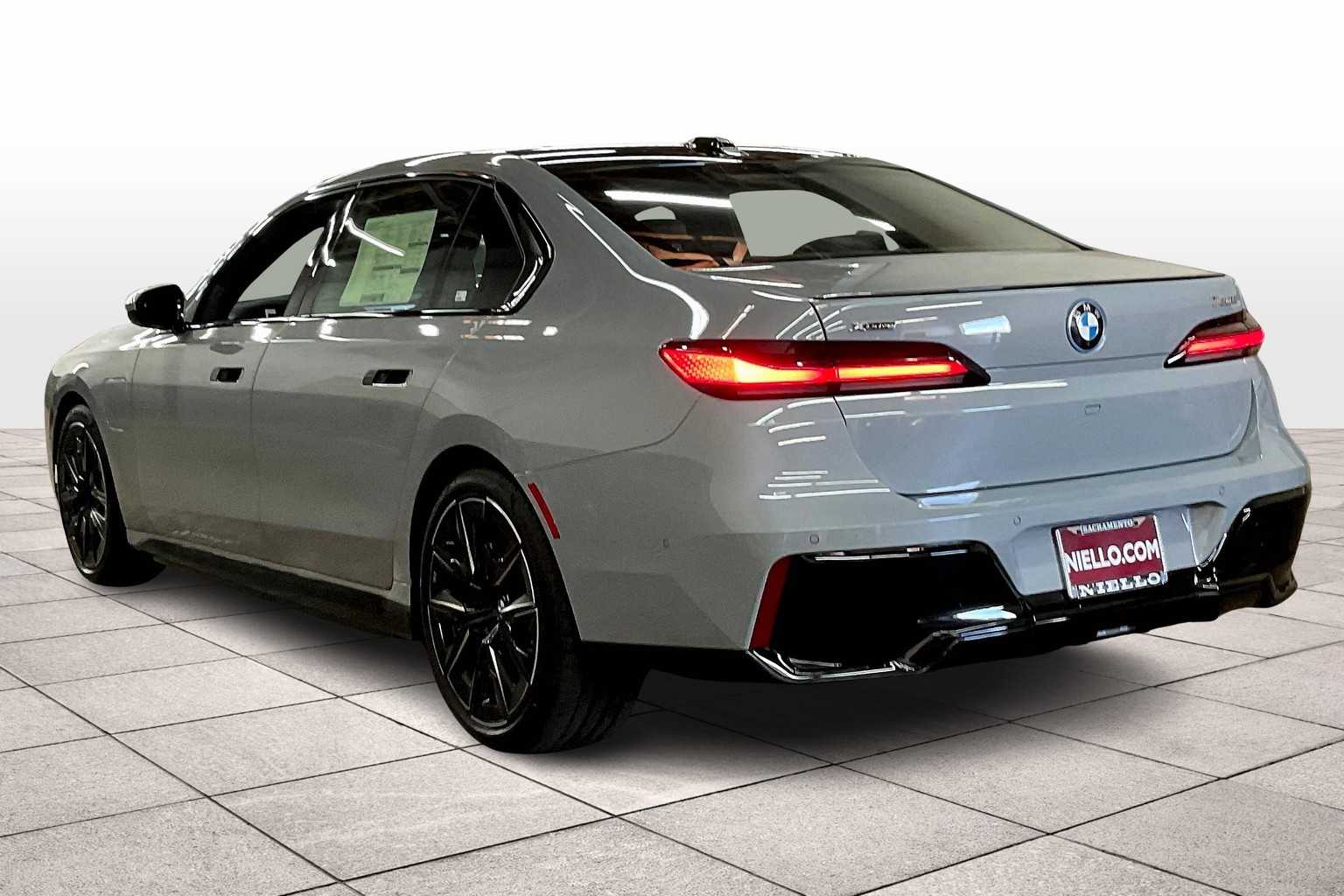 2026 Bmw 750e photo 3