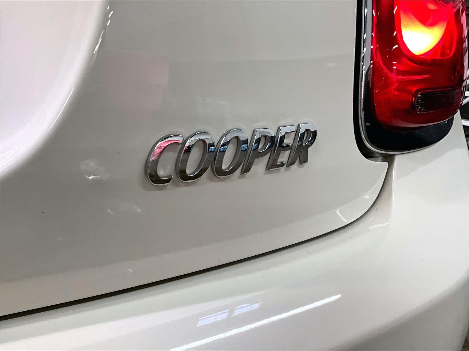 2020 MINI Hardtop 2 Door Oxford Edition photo 3