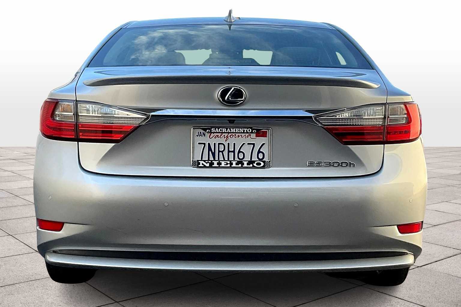 2016 Lexus ES 300h photo 4