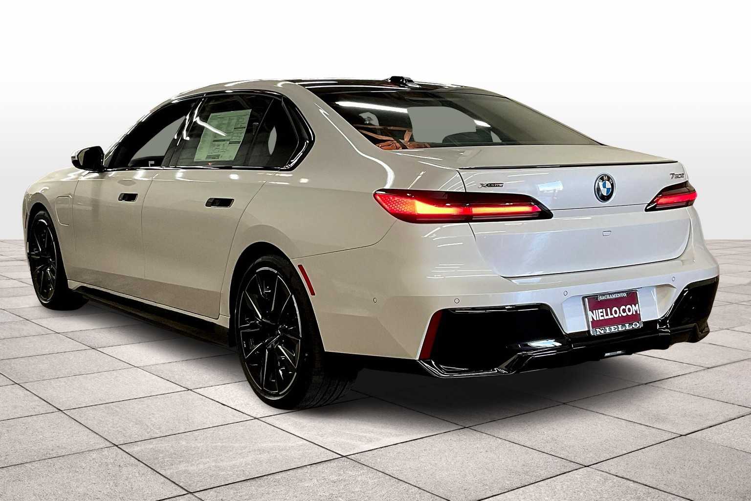 2026 Bmw 750e photo 3