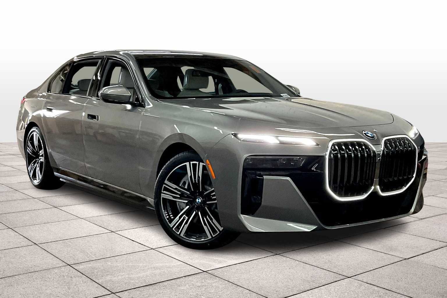 2026 Bmw 750e photo 2