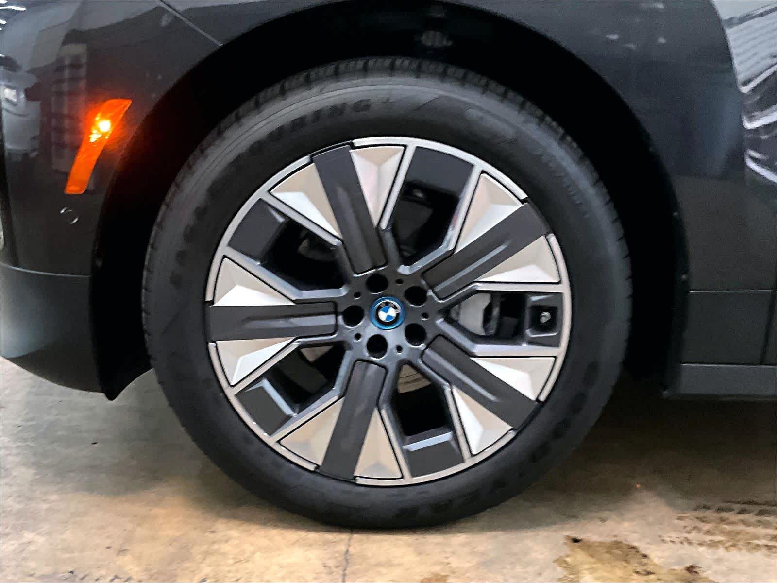 2025 BMW iX 50 - Photo 9