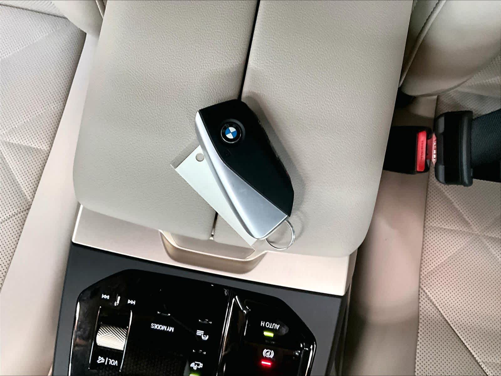 2025 BMW iX 50 - Photo 10