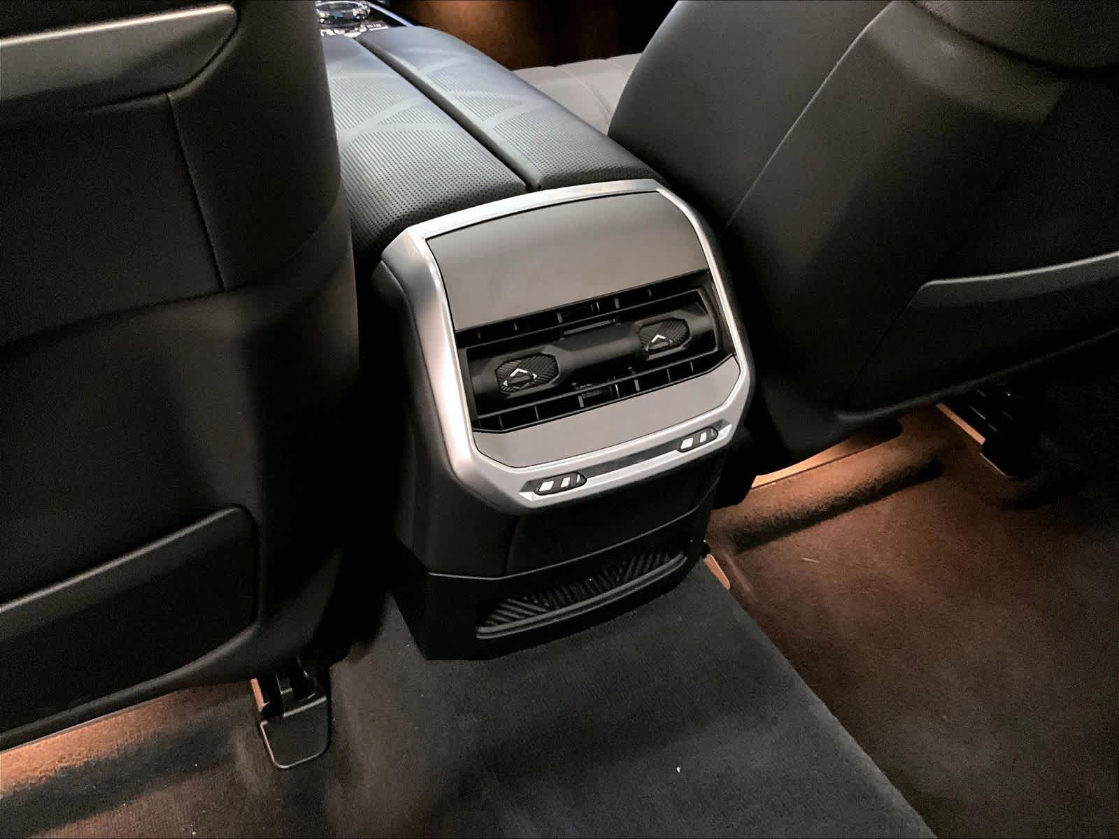 2025 BMW 7 Series 760i - Photo 35