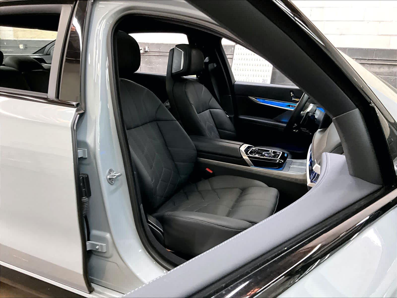 2025 BMW 7 Series 760i - Photo 7