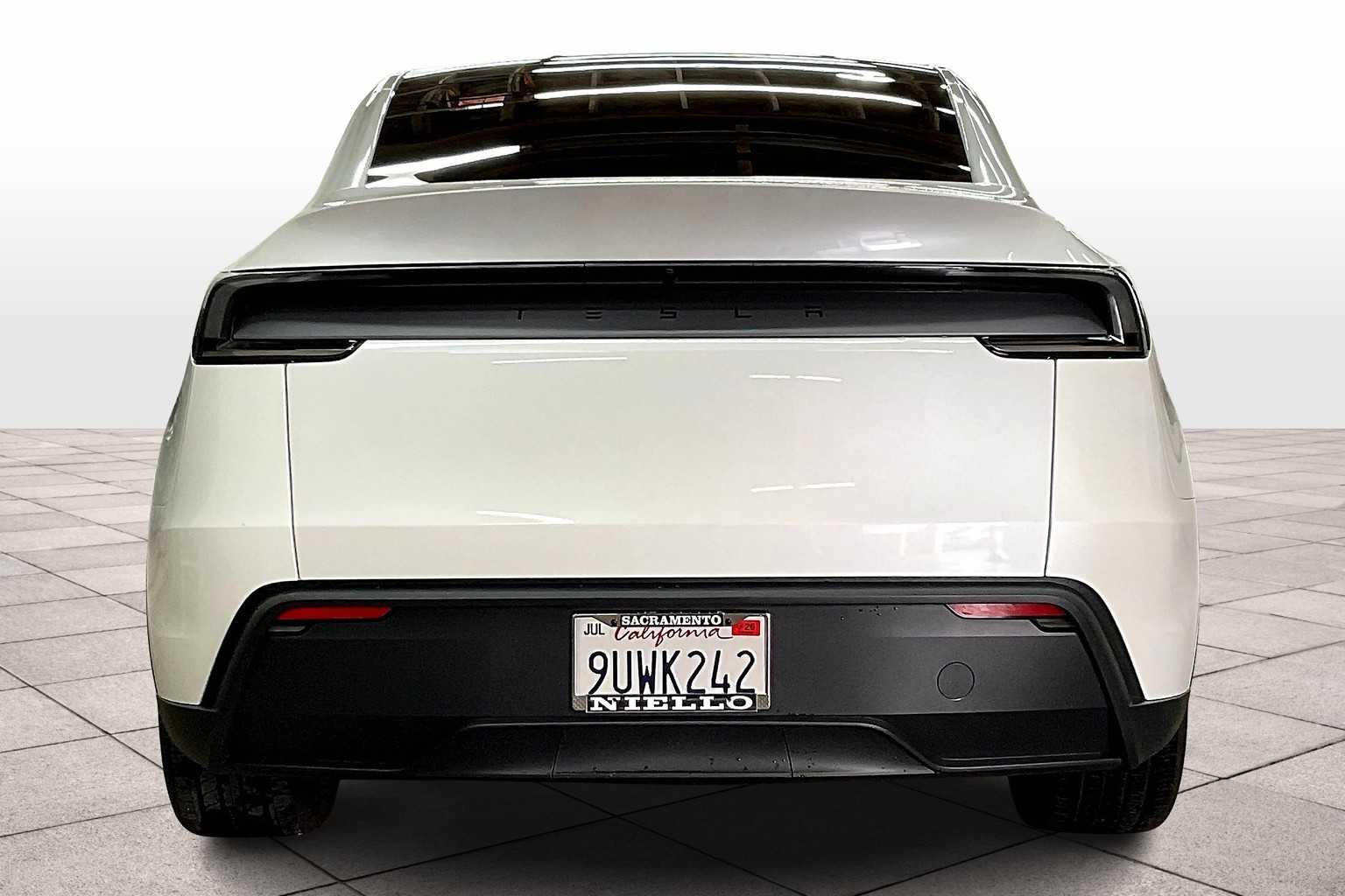 2026 Tesla Model Y Long Range photo 4