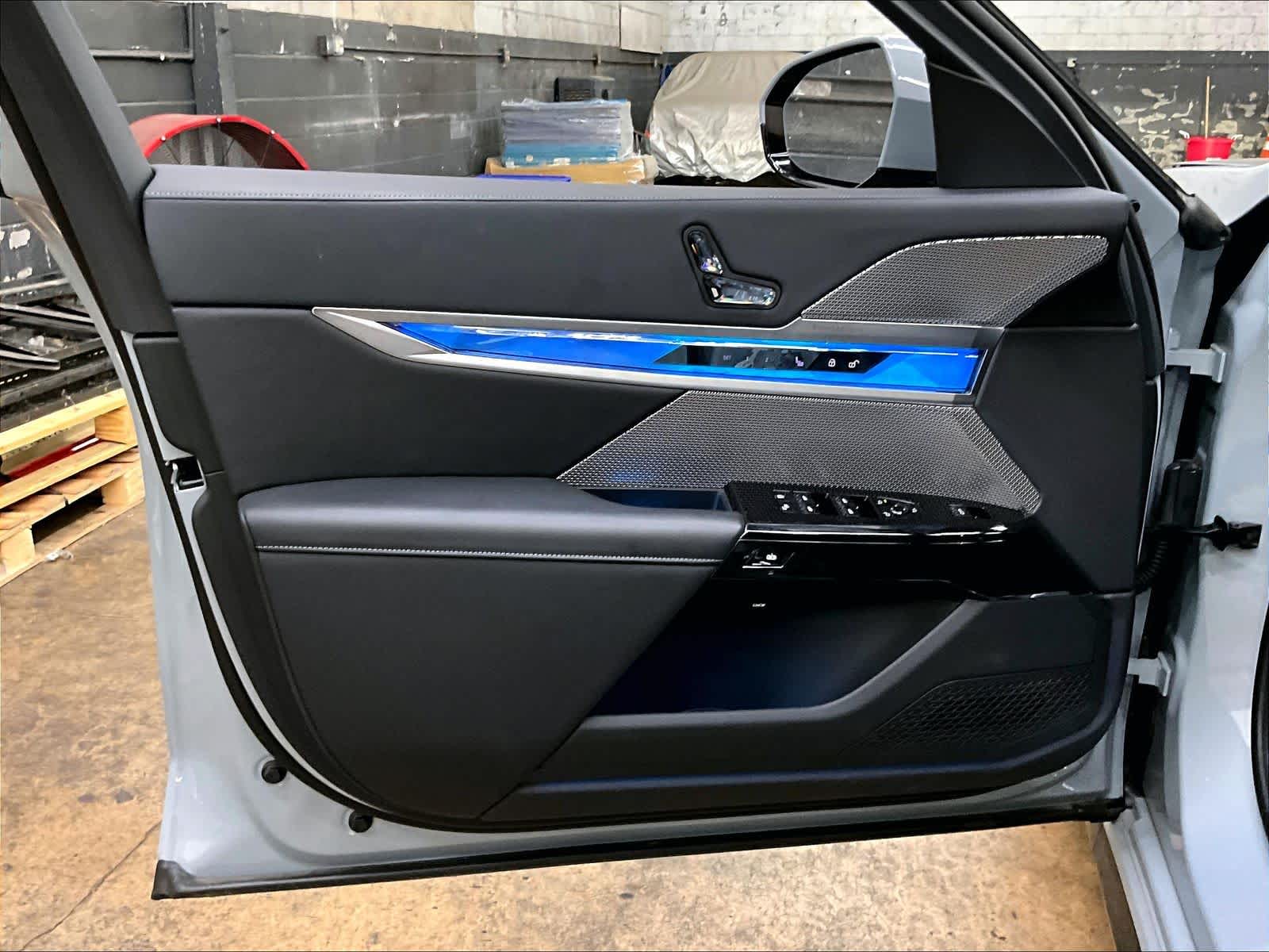 2025 BMW 7 Series 760i - Photo 23